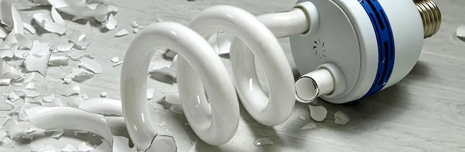 Zerbrochene Energiesparlampe